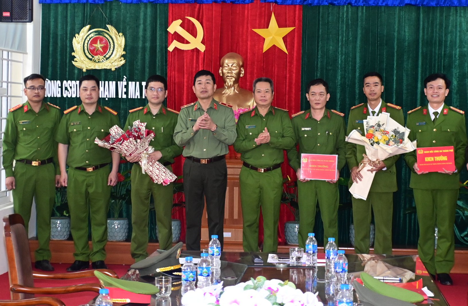 Khen thưởng đột xuất các đơn vị tham gia triệt phá đường dây mua bán, vận chuyển trái phép chất ma túy từ Châu Âu về Việt Nam bằng đường hàng không và chuyên án 124A